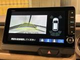 リバースギアに入れるだけで後方の表示へ切り替わります。夜間や雨の日の駐車も楽になりますよ。
