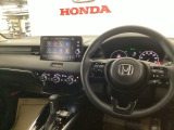 運転席周辺のスマートなレイアウトが、操作のしやすさを実現。快適なドライブをサポートします。手元で操作ができる、電子制御パーキングブレーキ。
