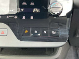 スイッチ方式のシフトは、インパネ周りの突起物をなくし、運転席から助手席へのサイドスルーを簡単にします。
