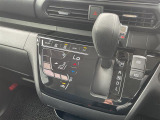 【 オートエアコン 】車内温度を感知して自動で温度調整をしてくれるのでいつでも快適な車内空間を創り上げます。