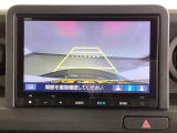 便利な3ビュー切り替え、ガイド線表示付きのバックカメラです。後退時、後方の視界をサポートします