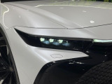【LEDヘッドライト】悪天候や夜間走行時も良好な視界を確保し安心して運転できる高輝度LEDヘッドライトを装備!点灯速度が早く、消費電力も抑えられています。