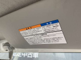 【室内装備品 サンバイザー】前方からの日差しを防ぐ時は、下に下げて使います.横からの日差しは、下に下げてフックを外して横にして使います.チケットホルダー付きです。