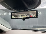 【インテリジェントルームミラー】車両後方のカメラ映像をミラー面に映し出すので、同乗者や積荷などの車内状況や天候などに影響されずいつでもクリアな後方視界が得られます。
