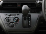 マニュアルエアコンですので、車内を快適な空間に出来ます♪