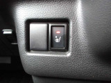 シートヒーターは、シートに内蔵された電熱線で座面を温める装備です。エアコンと違って、すぐに温まり、乾燥しにくいのが特徴です。個別にON/OFFできるので、搭乗者の好みに合わせられます。