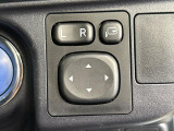 【電動格納ミラー】サイドミラーは電動格納式となっており、狭い駐車場でもキズがつくリスクを抑えられます。