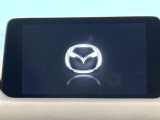 【8インチマツダコネクト】車内の雰囲気にマッチした大型のディスプレイ。スマホ接続でのナビ使用やBluetooth再生等、様々な機能が楽しめます。直感的なダイヤル操作が可能で、使い勝手も良好です。