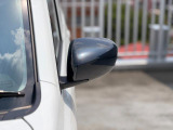 狭い駐車場でも安心。スイッチ操作だけでドアミラーの格納展開が可能。電動格納式リモコンドアミラー!