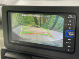 【バックカメラ】駐車時に後方がリアルタイム映像で確認できます。大型商業施設や立体駐車場での駐車時や、夜間のバック時に大活躍!運転スキルに関わらず、今や必須となった装備のひとつです!