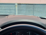 運転視界の遠方上方に虚像を投影することで前を見ながら情報の視認ができます。本当にドライバーが必要な情報を適切に伝え、楽しんで頂くことを考えた新世代装備です。※虚像は2.6m前方に浮かぶイメージです。