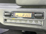 【オートエアコン】一度お好みの温度に設定すれば、車内の温度を検知し風量や温度を自動で調整。暑い&hellip;寒い&hellip;と何度もスイッチ操作をする必要はありません。快適な車内空間には必須の機能ですね♪