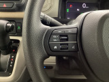 ステアリング左手側はオーディオ関連の操作スイッチです。視線を逸らすことなく運転に集中できます