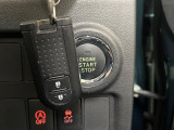 【スマートキー】カバンやポケットに入れたままでもドアの施錠・解錠が可能なスマートキーを装備。エンジンのオン・オフ時もカギを取り出す必要が無いからとっても便利です♪