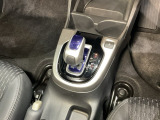 自然に手が届く距離に配置されたシフトレバー。