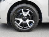 標準装備の純正15インチアルミホイール。タイヤサイズは185/65R15です。