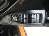 運転席ドアの操作しやすい位置にミラー操縦スイッチがついておりますので、ストレスなく自分のフィットする位置にセッティング頂けます。