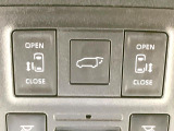 【パワーバックドア】スマートキーや運転席のボタンを押すだけでリアゲートが自動で開閉します!荷物を持っている時や、高い位置にあるバックドアを閉める際に便利な機能です♪