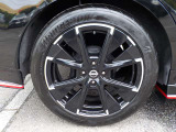 足元を引き締める純正アルミホイ-ル付きです。タイヤサイズは、205/50R17です。