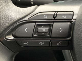 運転中、オーディオの操作をしてて、ハッとしたことはありませんか?ステアリングスイッチは、運転中でもハンドルでオーディオの操作が可能です。安全なドライブをサポートします。
