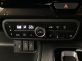 オートエアコンで、毎日のドライブを快適に。温度、風量を自動で調整し、理想的な車内環境を提供します。