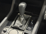 【フロアシフト】直感的な操作性や手に取りやすいレバー位置が特徴です。MTモードはエンジンブレーキやパワフルな加速を要する際など様々なケースで活躍。