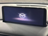 【10.25インチマツダコネクト】車内の雰囲気にマッチした大型ディスプレイ。スマホ接続でのナビ使用やBluetooth再生等、様々な機能が楽しめます。直感的なダイヤル操作が可能で、使い勝手も良好です。