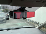 後方視界をクリアに映し出してくれるスマートルームミラー。