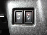 シートヒーターは、シートに内蔵された電熱線で座面を温める装備です。エアコンと違って、すぐに温まり、乾燥しにくいのが特徴です。個別にON/OFFできるので、搭乗者の好みに合わせられます。