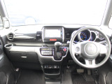 操作性に優れた運転席となります!小物入れや各ボタンの配置にこだわり、使いやすいです!座り心地もよく視認性も良好なのでロングドライブもお任せ下さい!