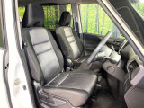 運転席まわりには十分なスペースがあり、大柄な方でもゆったり運転していただける環境です。