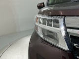 LEDヘッドライトは、点灯の瞬間から最大光量を発揮し、突然暗くなるトンネルなどでの安定感を高めます。