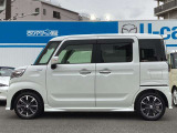 純正アルミで全体的にデザインがまとまっています。車も人も、オシャレはまずは足元からですね。