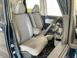 【運転席・助手席】内装ルームクリーニング済みです。しっかり綺麗にしていますので、是非、お確かめください。車に自信があるからこそ、是非一度ご来店頂き内外装も見てもらえると幸いです。