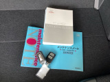 メンテナンスノート【整備記録簿】、取説も揃っています。スマートキーはバッグなどにしまったままボタン操作でエンジンの始動・停止ができて大変便利です。
