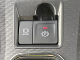 【電動パーキングブレーキ】パーキングブレーキは便利な電動式!ボタン一つで操作でき、アクセルを踏めば自動で解除されます♪レバーやペダルが無いので運転席廻りもすっきりしますね♪