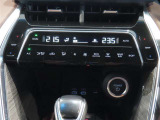 左右独立温度コントロールフルオートエアコンです。運転席、助手席それぞれで独立して温度設定ができます。冷え性の方が乗っても安心ですね♪