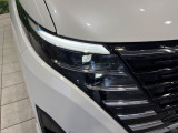 【LEDヘッドライト】悪天候や夜間走行時も良好な視界を確保し安心して運転できる高輝度LEDヘッドライトを装備!点灯速度が早く、消費電力も抑えられています。