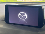 【8インチマツダコネクト】車内の雰囲気にマッチした大型のディスプレイ。スマホ接続でのナビ使用やBluetooth再生等、様々な機能が楽しめます。直感的なダイヤル操作が可能で、使い勝手も良好です。