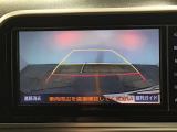 【バックカメラ】運転が苦手な方も車庫入れラクラクです!ギアをリバースに入れれば自動的に切り換わりますので、面倒な操作は不要です♪狭い駐車場もお車を傷つけず安心ですね!