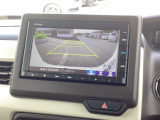 後退時に車両の後ろ側をモニター画面に表示します。車庫入れが苦手な人もこれで安心♪