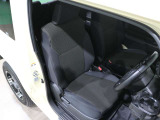 程よい硬さとホールド性が高いシートで長時間運転も快適です。