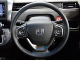 ハンドル左側にはオーディオ操作が出来るオーディオリモートコントロールスイッチ、右側にはHonda SENSINGとオートクルーズコントロールのスイッチを装備!