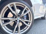 ●オプション22インチアルミホイール:輸入車ならではの卓越した走りを支えるホイールと足回りです!日本車の走りに慣れている方にもぜひ体感して頂きたいほど、高いレベルでまとまっています!