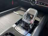 急勾配の発進をサポートしてくれるヒル・スタート・アシスト。エンジンスタート/ストップ機能付きのスタートボタン。そして、美しい、オレフォス社製クリスタル・シフトノブ。