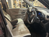【ゆったりと運転してください】足元空間も広く、スムーズに乗り降りもいただけます♪