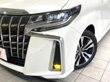 【三眼LEDヘッドライト】スタイリッシュな見た目の三眼LEDヘッドライトを装備♪スタイルだけでなく、夜間の走行も視界良好で安心してお乗りいただけます。