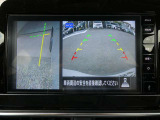 ギアを『R』に入れた後、カメラボタンを押すと、運転席から見えない左側面をナビ画面にうつしてくれるので、幅寄せや縦列駐車がし易くなります。