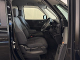 乗降がしやすい運転席。高さが調節できて小柄な方でも運転しやすいポジションをとることができます。