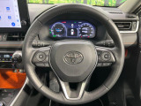 インテリアに合わせたデザインのステアリングは、運転される方のことも考え、運転しやすい形状、大きさです。是非一度、実際に触ってお確かめください。